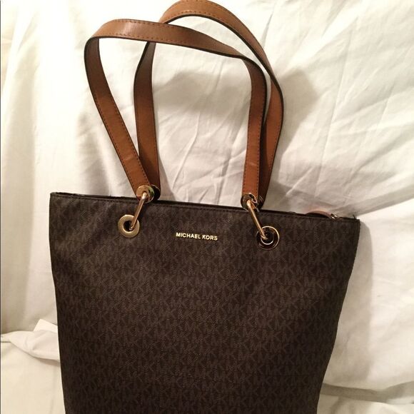 MICHAEL KORS LARGE ZIPPER TOTE MK LOGO SIGNATURE RAVEN - Picture 3 of 16